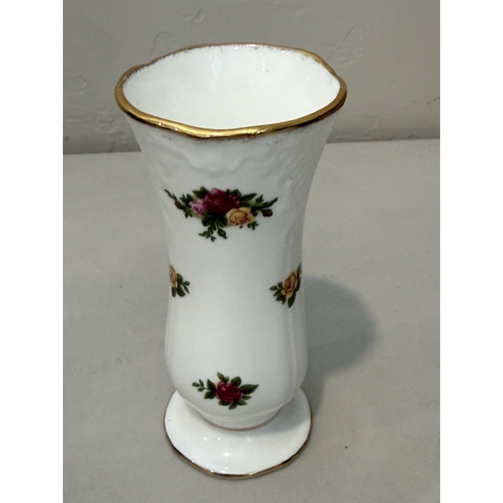 RARE! VINTAGE 1962 ROYAL ALBERT BONE CHINA "OLD COUNTRY ROSES" VASE 5 1/2" TALL